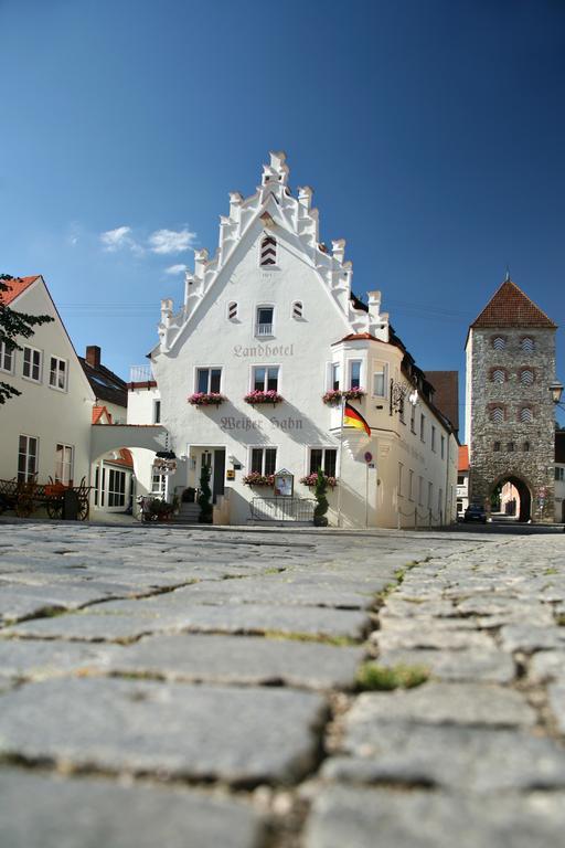 Weisser Hahn 3*
